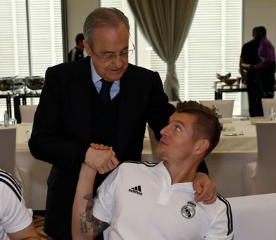 el presidente con el equipo en riad