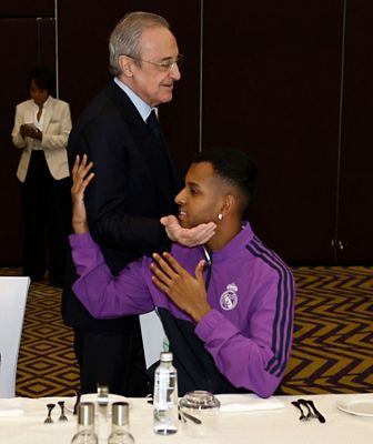 el presidente con el equipo en riad