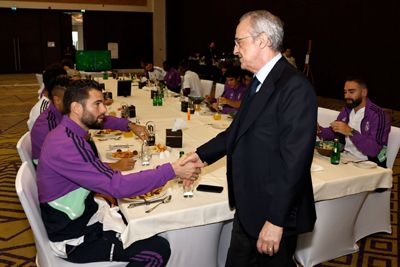 el presidente con el equipo en riad