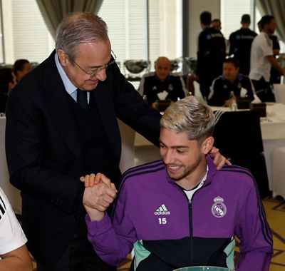 el presidente con el equipo en riad