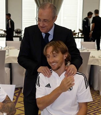 el presidente con el equipo en riad