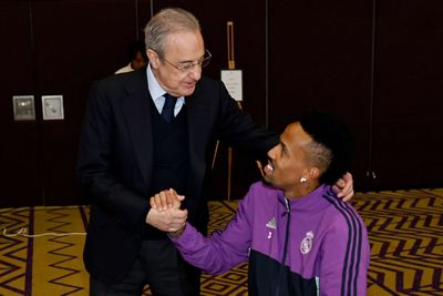 el presidente con el equipo en riad