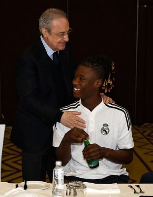 el presidente con el equipo en riad