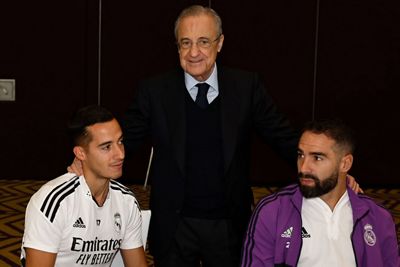 el presidente con el equipo en riad