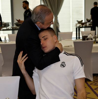 el presidente con el equipo en riad