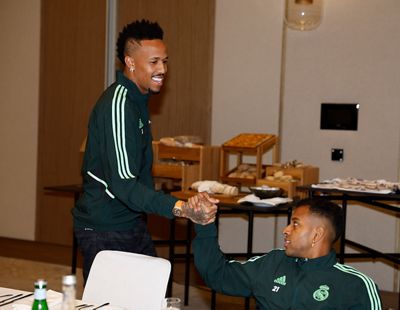 benzema y militao con el equipo en rabat