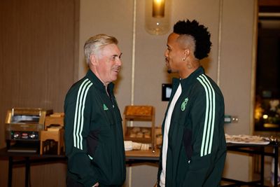 benzema y militao con el equipo en rabat