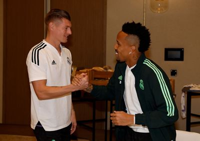 benzema y militao con el equipo en rabat