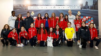 Jugadoras de la escuela del Real Aranjuez presenciaron el Real Madrid-Sporting de Huelva