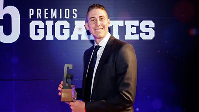 Carroll Wins International Giant Legend Award