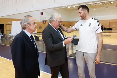 florentino pérez y josé bogas firmaron el acuerdo de colaboración para las escuelas de la fundación