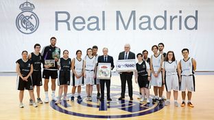 Beneficiarios de las escuelas de baloncesto adaptado de la Fundación realizan una exhibición en la Ciudad Real Madrid