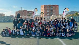 Los alumnos de la escuela de la Fundación en Motril recibieron sus equipaciones