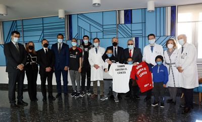 el presidente visita a los niños ingresados en la clínica universidad de navarra