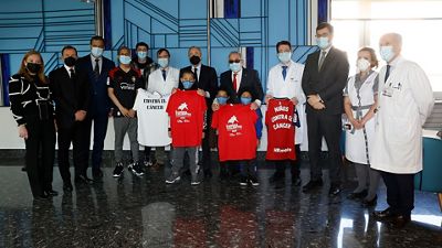 El presidente visitó a los niños ingresados con cáncer en la Clínica Universidad de Navarra