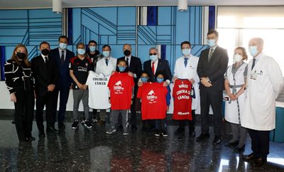 el presidente visita a los niños ingresados en la clínica universidad de navarra