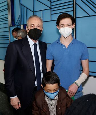 el presidente visita a los niños ingresados en la clínica universidad de navarra