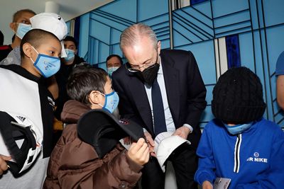 el presidente visita a los niños ingresados en la clínica universidad de navarra