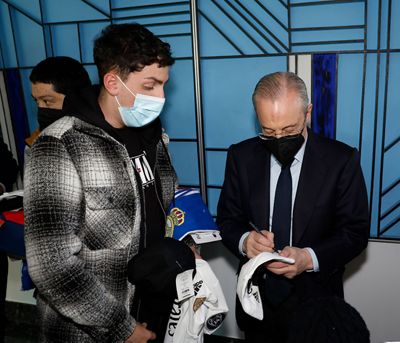 el presidente visita a los niños ingresados en la clínica universidad de navarra