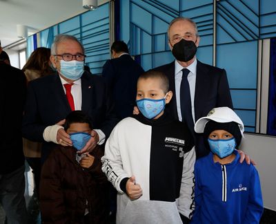 el presidente visita a los niños ingresados en la clínica universidad de navarra
