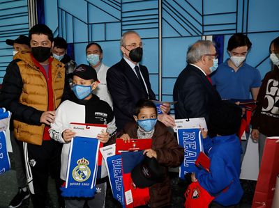 el presidente visita a los niños ingresados en la clínica universidad de navarra