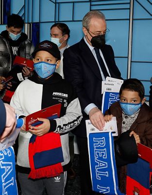 el presidente visita a los niños ingresados en la clínica universidad de navarra
