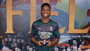 Vini Jr., imparable en Anfield: doblete, asistencia y MVP