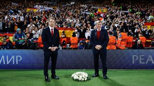 Emocionante homenaje a Amancio en Anfield