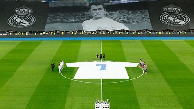 Das Santiago Bernabéu würdigt Amancio Amaro mit einer emotionalen Geste