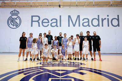 williams-goss y musa visitaron a los beneficiarios de escuelas de baloncesto adaptado de la fundación