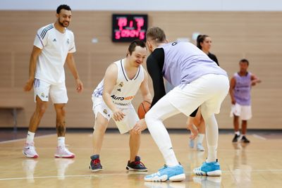 williams-goss y musa visitaron a los beneficiarios de escuelas de baloncesto adaptado de la fundación
