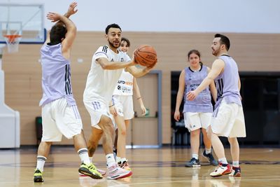 williams-goss y musa visitaron a los beneficiarios de escuelas de baloncesto adaptado de la fundación