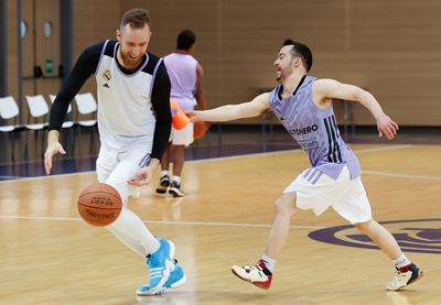 williams-goss y musa visitaron a los beneficiarios de escuelas de baloncesto adaptado de la fundación
