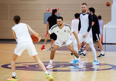 williams-goss y musa visitaron a los beneficiarios de escuelas de baloncesto adaptado de la fundación