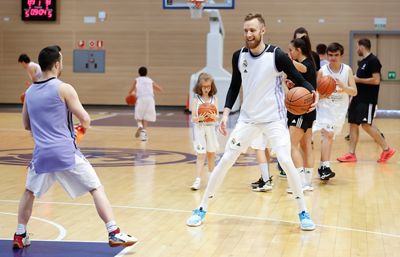 williams-goss y musa visitaron a los beneficiarios de escuelas de baloncesto adaptado de la fundación