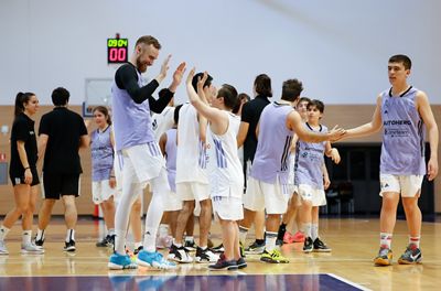 williams-goss y musa visitaron a los beneficiarios de escuelas de baloncesto adaptado de la fundación