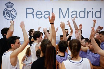 williams-goss y musa visitaron a los beneficiarios de escuelas de baloncesto adaptado de la fundación