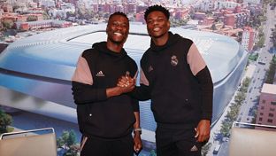 Camavinga y Tchouameni, protagonistas de la sesión de firmas en Sevilla
