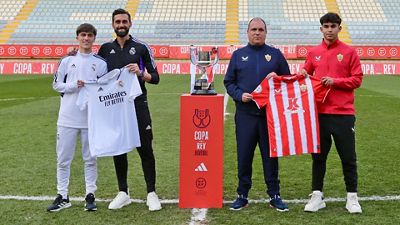Los entrenadores y capitanes del Juvenil A y el Almería posaron con la Copa del Rey