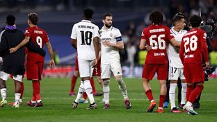 El ‘You´ll never walk alone’ sonó en el Bernabéu al final del partido