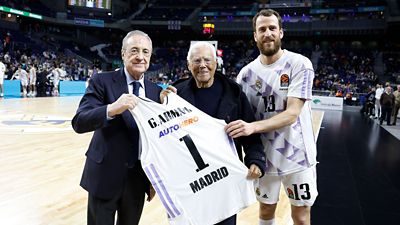 El presidente y Sergio Rodríguez entregaron una camiseta del Real Madrid a Giorgio Armani