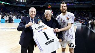 El presidente y Sergio Rodríguez entregaron una camiseta del Real Madrid a Giorgio Armani