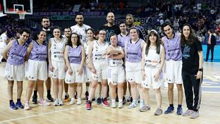 Hanga, con los beneficiarios de la escuela de baloncesto adaptado de la Fundación