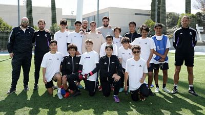 Lucas Vázquez y Camavinga visitaron un clínic educativo de la Fundación