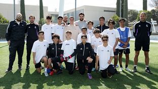 Lucas Vázquez y Camavinga visitaron un clínic educativo de la Fundación
