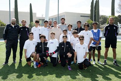 lucas vázquez y camavinga visitan un clínic educativo de la fundación
