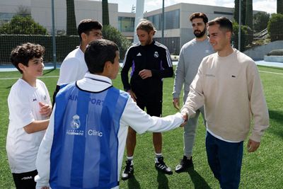 lucas vázquez y camavinga visitan un clínic educativo de la fundación