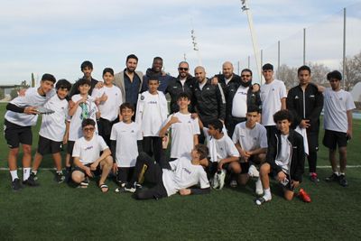 lucas vázquez y camavinga visitan un clínic educativo de la fundación