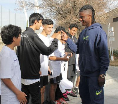 lucas vázquez y camavinga visitan un clínic educativo de la fundación