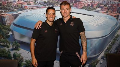 Kroos y Lucas Vázquez, protagonistas de la sesión de firmas en Barcelona